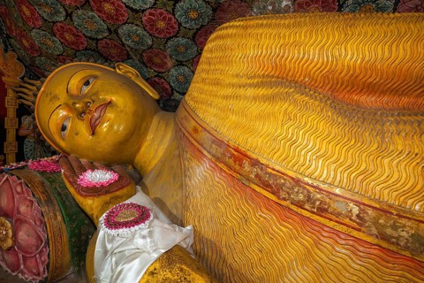 Reclining Buddha statue