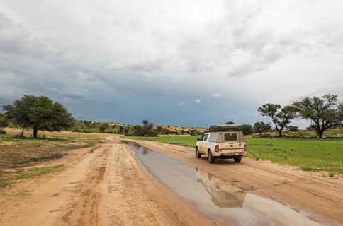 Tourist vehicle during the rainy season in the Aoub riverbed