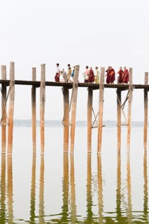 People crossing U Bein bridge
