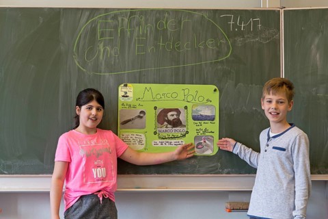 Students giving a presentation about Marco Polo