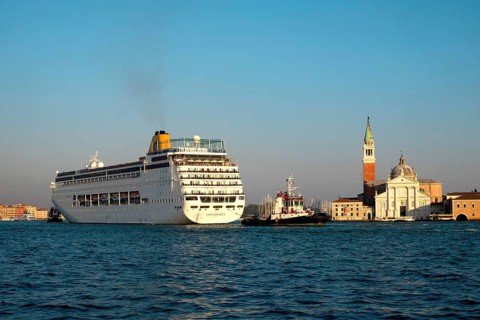 Cruise ship in front of the Chiesa San Giorgio