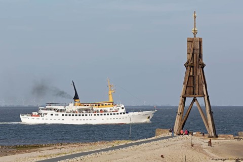 People steamer in front of Kugelbake