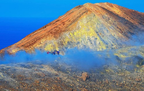 People walking through fumaroles on Gran Crater rim