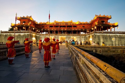 Vietnamese sentries in front of the noon gate