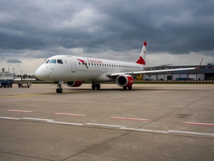Airplane of Airline Austrian at Rollfeld