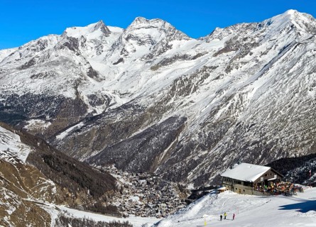 Gourmet Restaurant Spielboden in front of snowy peaks Fletschhorn