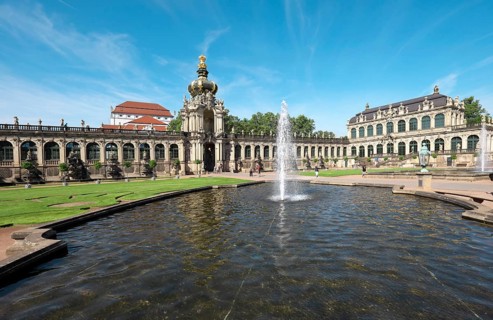 Fountain in front of kennel with Kronentor