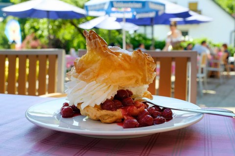 Windmuff with cherries