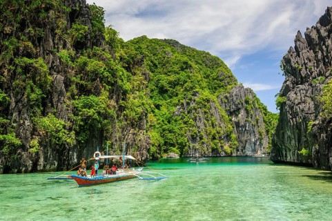 Outrigger boats in the crystal clear water in the Bacuit archipelago