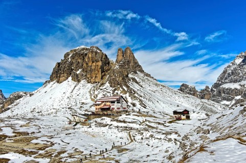 Dreizinnenhutte in front of Sextener Stein and Toblinger Knoten in the snow