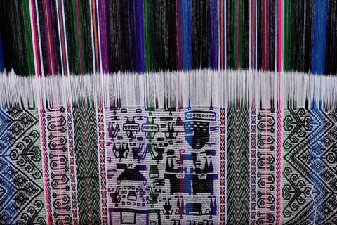 Weaving of fabrics with typical patterns