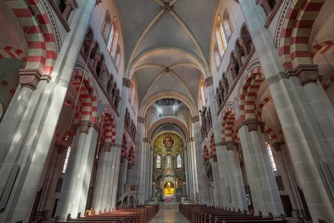 Middle nave with sanctuary