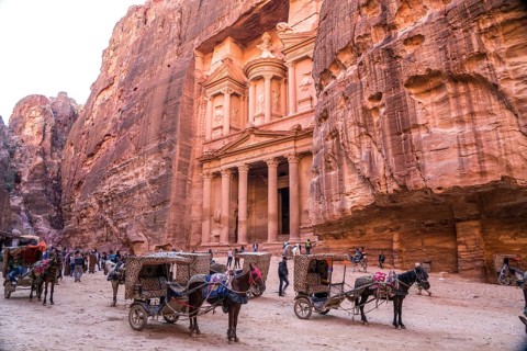Carriages in front of the treasure house of Pharaoh Khazne al-Firaun