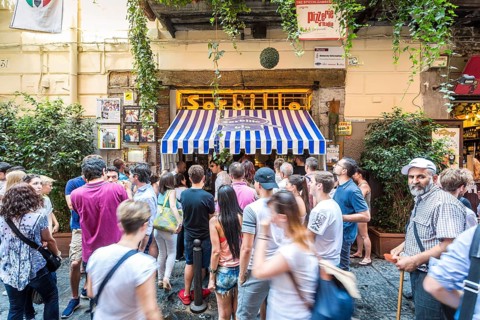 People in front of famous Gino Sorbillo Pizzeria