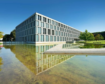 Federal Labour Court reflected in Wasserbassin