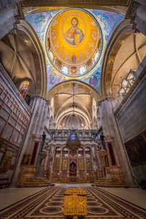 Middle nave with altar