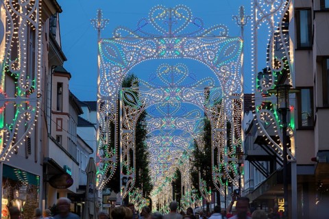 Light arcs in the pedestrian zone