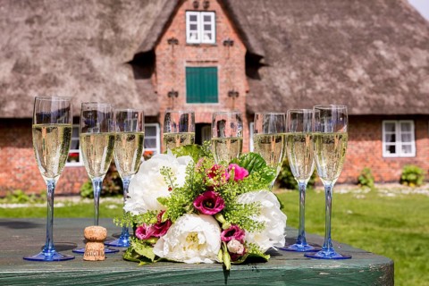 Champagne glasses and bouquet in front of Oorang Hus