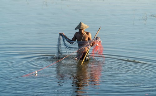 Fishermen with net in Taungthaman Lake
