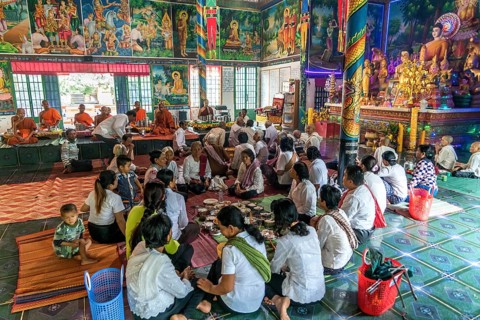 Locals eating together in the temple of Phnom Sasear