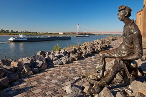 Bronze sculpture Rhine boatman on the banks