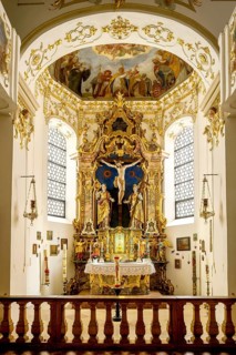 Choir with baroque high altar and Scheyern relic of the cross