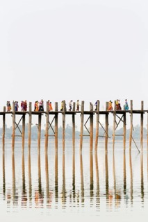 People crossing U Bein bridge