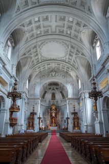 Middle nave with main altar