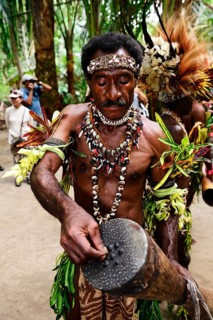 Korafe-Mann tunes his drum with tree resin