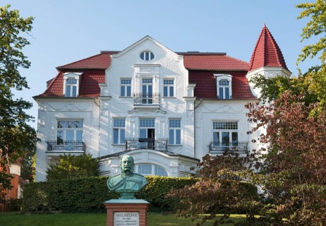 Kaiser Wilhelm Memorial in front of Villa Staudt