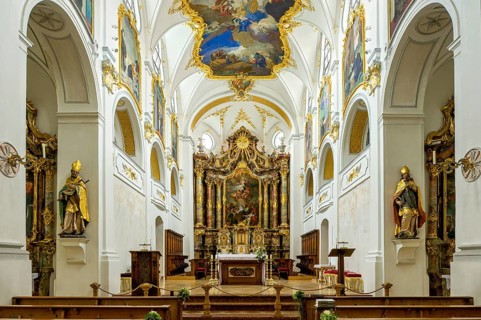 Nave with pulpit and choir