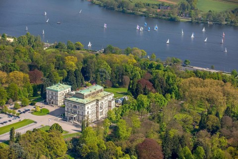 Villa Hugel with sailing boats on Lake Baldeney