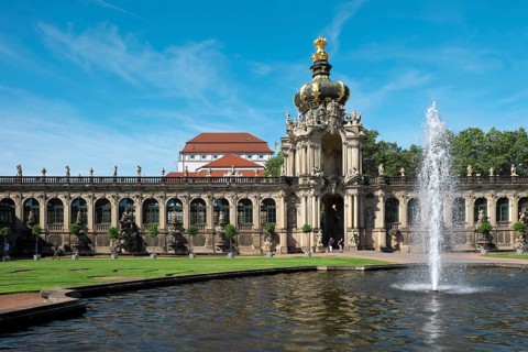Fountain in front of kennel with Kronentor