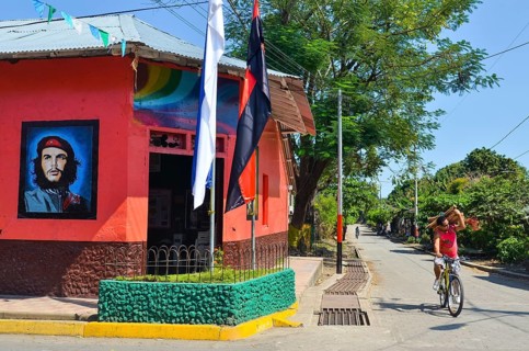 Painting with Che Guevara on the Casa del Frente Sandinista