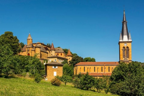 Castle and church of Jarnioux