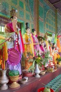 Mahagiri Nats statues