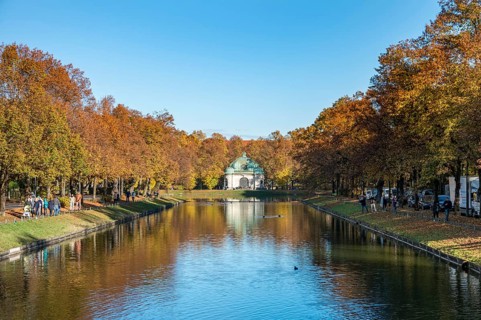 Hubertusbrunnen with Nymphenburg Canal