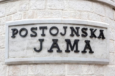 Postojnska jama lettering