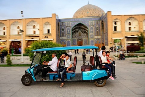 Roundtrip with touristmobile in front of the Sheich Lotfullah Mosque