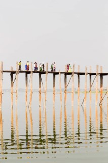 People crossing U Bein bridge