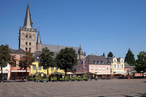 St. Viktor's Cathedral and market