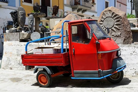 Ape-Tricycle in front of Obsidian Sculptures