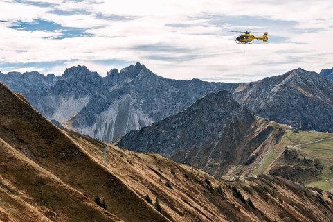 Mountain rescue by helicopter on the Fellhorn ridge