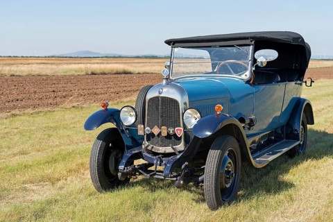 Oldtimer Citroen B10 in hay field