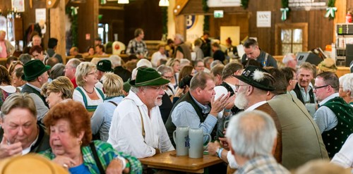 Guests in the beer tent Zur Schonheitskonigin