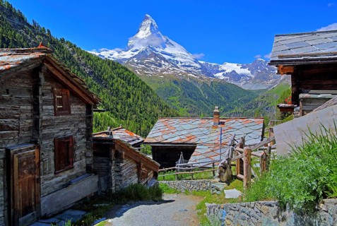 Mountain huts in the hamlet of Findeln with Matterhorn 4478m