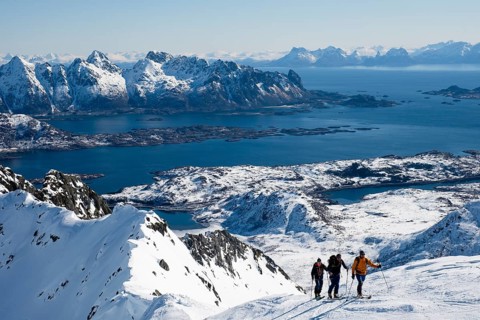 Ski mountaineers ascending to Rundfjellet