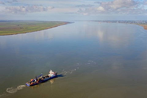Suction dredger HAM 313 on the Elbe