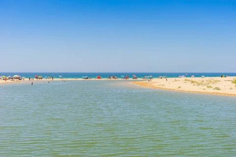 people relaxing on Salgados Beach between Albufeira and Armacao de Pera