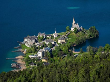 View from Pyramidenkogel to Lake Worth with Maria Worth